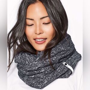 Lululemon: Vinyasa Scarf (Rulu) | EUC | Black & White